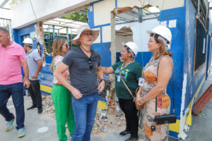 Prefeito David Almeida fiscaliza reforma de escolas na zona Oeste