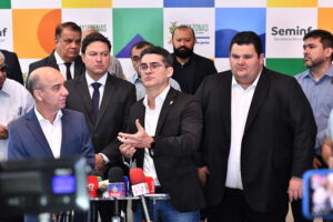 Prefeito David Almeida assina ordem de serviço para alargamento e implantação de passarela na avenida Efigênio Salles