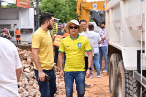 Prefeito David Almeida acompanha obra emergencial na avenida Atlântica, bairro da Raiz