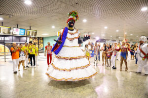 Prefeito, em exercício, Caio André recebe boneca Kamélia e abre oficialmente o Carnaval 2023 em Manaus