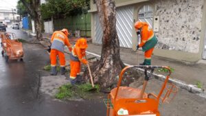 Prefeitura de Manaus realiza serviços de limpeza no Centro
