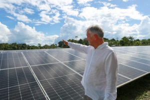 Prefeitura de Manaus inaugura maior usina de energia solar da região Norte do país