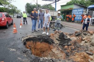 Prefeito David Almeida acompanha obra emergencial em trecho desnivelado na avenida Djalma Batista