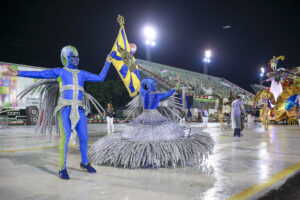 Carnaval de Manaus 2023: Mesmo com chuva, escolas de samba do Grupo Especial levam brilho, criatividade e homenagens para a avenida