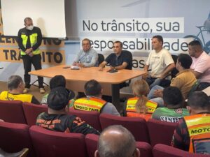 Prefeitura reúne com mototaxistas para discutir melhorias do serviço e redução de acidentes