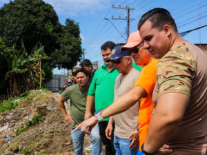 Prefeito vistoria obra de contenção em erosão no bairro Jorge Teixeira