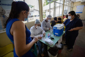 Público a partir de 18 anos começa a receber a vacina bivalente contra a Covid-19 em Manaus