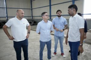 Prefeito visita empresa de reciclagem que produz produtos com borracha retiradas de pneus