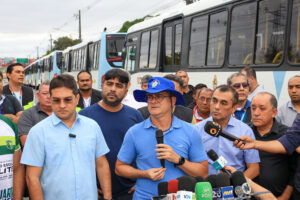 Prefeito entrega novos ônibus e frota renovada de veículos soma 272 em Manaus