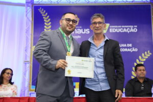 Prefeitura entrega medalha para profissionais e instituições pelos serviços prestados à educação municipal