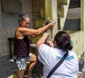 Prefeitura de Manaus intensifica vacinação contra raiva animal em comunidades da zona Leste