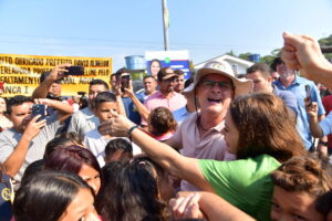 Comunidade Água Branca recebe serviços de terraplanagem e asfaltamento pela primeira vez