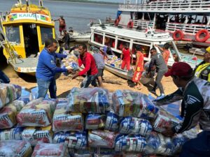 Prefeitura de Manaus entrega água potável e 1,2 mil kits de alimentos e higiene para ribeirinhos atingidos por seca histórica, nesta terça-feira