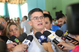 Prefeito entrega equipamentos para 69 instituições de Manaus para atender 78 mil pessoas