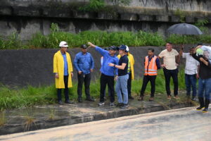 Prefeito inspeciona trabalho em trecho da avenida das Torres após queda de barranco